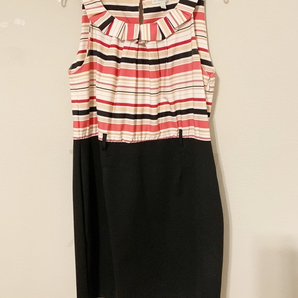 New York and Company (size XL) Sleeveless, Pleated, Ruffled Collar, Pencil Dress - Picture 2 of 13